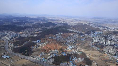 미분양 무덤으로 꼽힌 인천 검단신도시와 파주 운정 분양 시장이 화려한 부활을 알렸다. 3기 신도시 발표 후 쌓였던 미분양 물량이 빠르게 소진되고 있다. 사진은 검단신도시 전경.<연합뉴스>